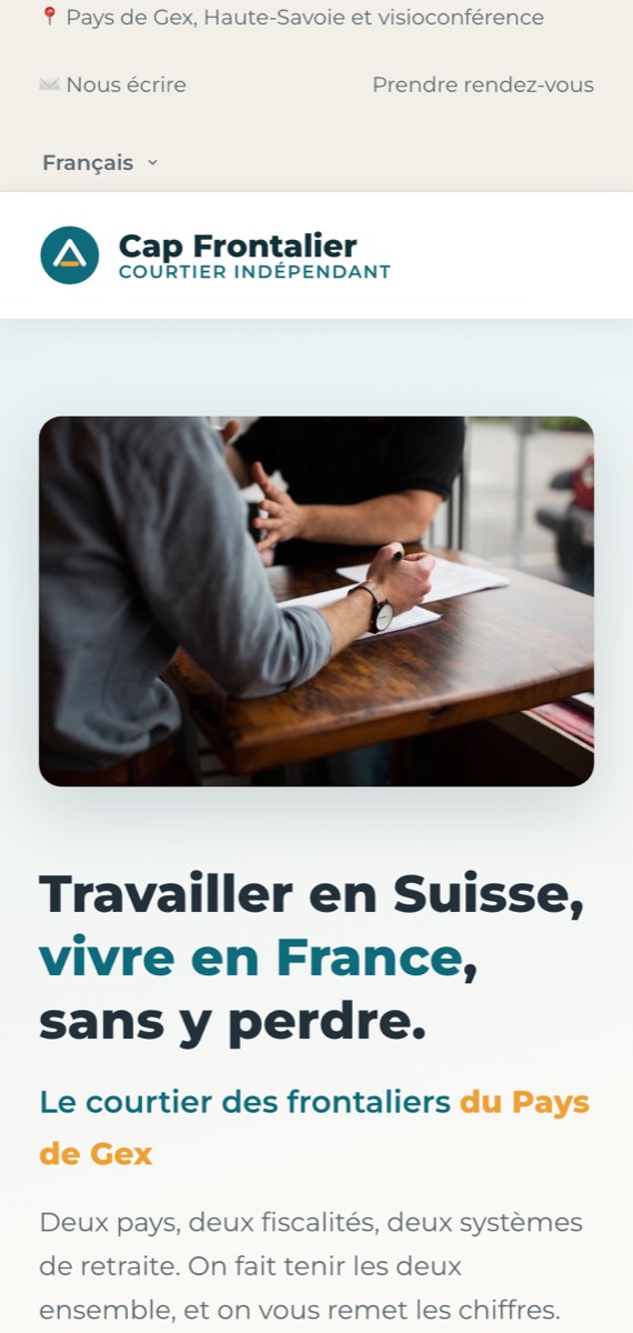 Une maquette de site affichée sur un téléphone